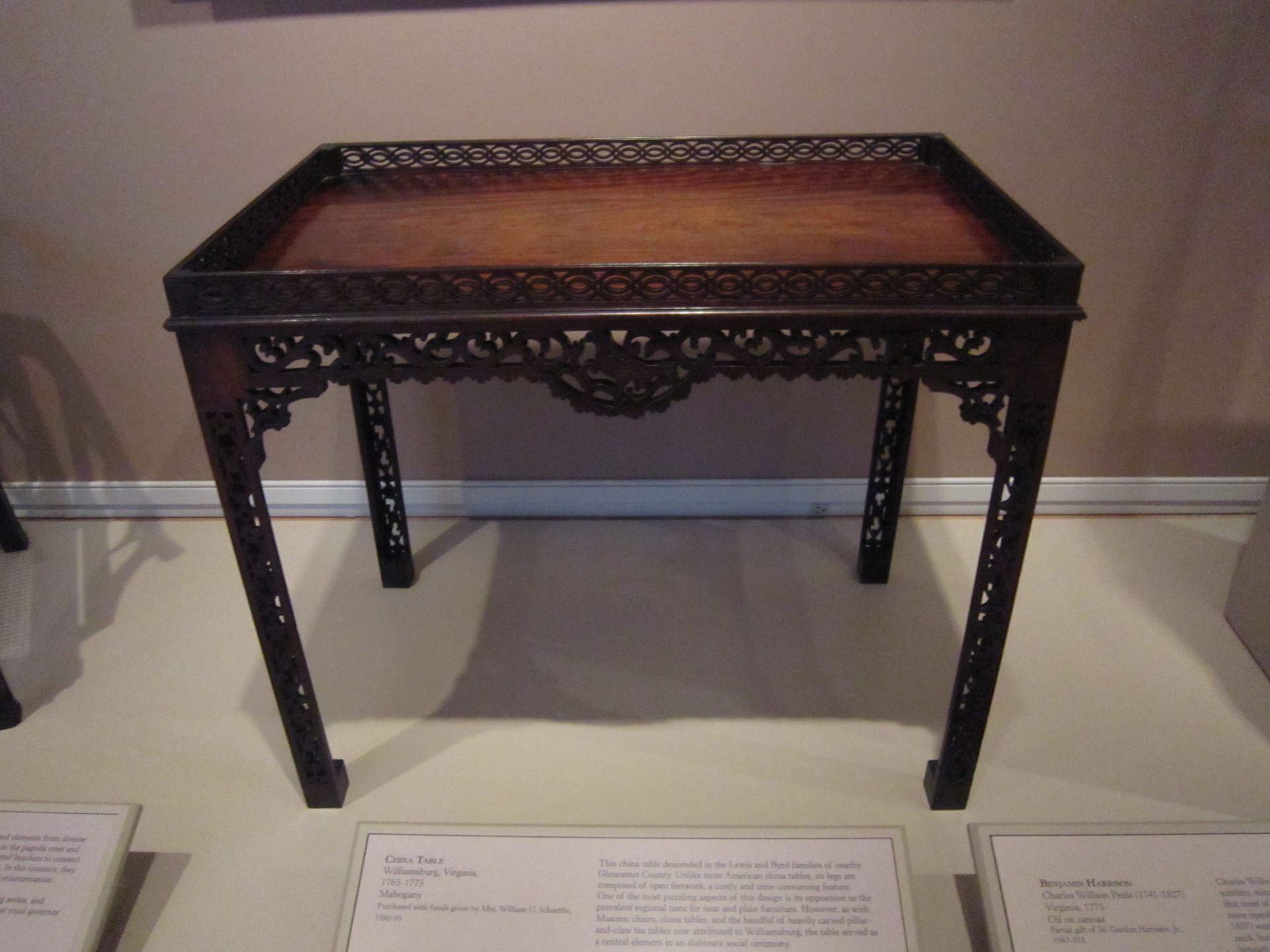 Table with 4 legs